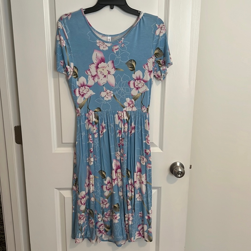 Short-sleeve floral dress